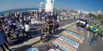 Protesto contra a viol&ecirc;ncia e morte de policias na orla de Copacabana  Foto: Alessandro Buzas / Futura Press