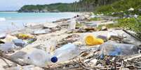 Plástico em praia do Caribe  Foto: BBC News Brasil