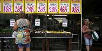 Consumidora observa pre&ccedil;os em mercado no Rio de Janeiro 21/01/2016 REUTERS/Pilar Olivares  Foto: Reuters