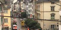 Rua é isolada na cidade de Schaffhausen, na Suíça, após ataque de um homem armado com uma motossera  Foto: Reuters