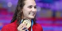 Katie Ledecky recebe o ouro dos 1500m livre  Foto: Reuters