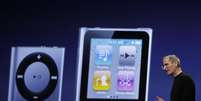 iPod Shuffle e iPod Nano em proje&ccedil;&atilde;o durante apresenta&ccedil;&atilde;o de Steve Jobs em San Francisco
1/09/2010 REUTERS/Robert Galbraith  Foto: Reuters