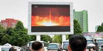 Pessoas observam reportagem sobre lançamento de míssil Hwasong-14 pela Coreia do Norte, na estação de Pyongyang 29/07/2017 Kyodo/via REUTERS  Foto: Reuters