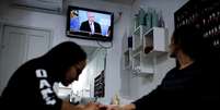 Mulher assiste a discurso do presidente Michel Temer em sala&atilde;o de beleza em S&atilde;o Paulo, Brasil
27/6/2017 REUTERS/Nacho Doce
  Foto: Reuters