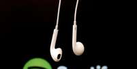 Fones de ouvido diante do logo do Spotify
18/02/2014 REUTERS/Christian Hartmann/File Photo  Foto: Reuters