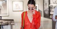 Kendall Jenner escolheu um look transparente para ir às ruas do bairro Chelsea, em Nova York, neste domingo, 30 de julho de 2017  Foto: Getty Images / PurePeople