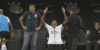 J&ocirc; comemora, na frente do t&eacute;cnico F&aacute;bio Carille, gol que marcou no empate de 1 a 1 do Corinthians com o Flamengo, em Itaquera  Foto: Daniel Augusto Jr./Ag&ecirc;ncia Corinthians
