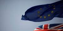 Bandeiras da União Europeia e do Reino Unido  Foto: Reuters