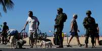 Homens das Forças Armadas realizam patrulha na praia de Copacabana, no Rio de Janeiro  Foto: Reuters