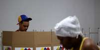 Homem vota durante eleição da Assembleia Constituinte da Venezuela, em Caracas  30/07/2017 REUTERS/Carlos Garcia Rawlins  Foto: Reuters