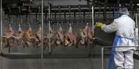 Abatedouro de frango da C&eacute;u Azul Alimentos, em Itatinga, S&atilde;o Paulo 04/10/2011 REUTERS/Paulo Whitaker  Foto: Reuters