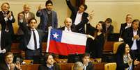 Deputados chilenos comemoram aprovação da lei do aborto  Foto: Reuters