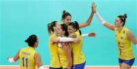 Jogadoras do Brasil comemoram  Foto: FIVB / Divulga&ccedil;&atilde;o