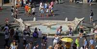 Movimentação de turistas na fonte de Barcaccia, no centro de Roma  Foto: Reuters
