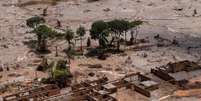 Destroços de escola no município de Bento Rodrigues, que ficou coberto por lama após o rompimento de uma barragem da Vale e da BHP Billiton, em Mariana, no Estado de Minas Gerais
10/11/2015
REUTERS/Ricardo Moraes/File photo  Foto: Reuters