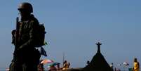 Soldado da Marinha no Rio de Janeiro  Foto: Sergio Moraes / Reuters