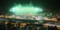Imagem da Cerimônia de Abertura dos jogos Olímpicos no Rio de Janeiro mostra favela de um lado e Maracanão de outro  Foto: Getty Images
