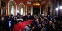 Membros da Assembleia Constituinte participam de sua primeira sessão no Palácio Legislativo em Caracas  Foto: Reuters