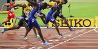 Justin Gatlin (EUA) e  Christian Coleman (EUA), ambos de azul, cruzam na frente de Usain Bolt (JAM), de amarelo, na final dos 100m do Mundial de Londres  Foto: Reuters