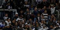 Mais de 41 mil torcedores lotaram a Arena Corinthians e viram mais uma vitória do Corinthians no Campeonato Brasileiro. Alguns deles puderam até abraçar o lateral Guilherme Arena durante a comemoração de seu gol  Foto: Léo Pinheiro/FramePhoto/Gazeta Press 
