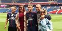 Neymar posa com a família e amigo durante sua apresentação no PSG  Foto: Instagram / Famosidades