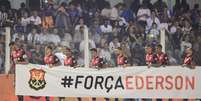 Jogadores do Flamengo com faixa em homenagem ao companheiro Ederson  Foto: Gazeta Press