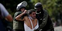 Manifestante é detido durante protesto contra o presidente da Venezuela, Nicolás Maduro, em Caracas 27/07/2017 REUTERS/Ueslei Marcelino  Foto: Reuters