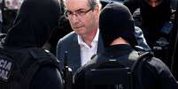 Ex-presidente da Câmara dos Deputados Eduardo Cunha é escoltado por policiais federais em Curitiba
20/10/2016 REUTERS/Rodolfo Buhrer  Foto: Reuters