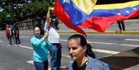 Manifestantes balançam bandeiras da Venezuela durante protesto contra presidente do país, Nicolás Maduro, em Caracas
08/08/2017 REUTERS/Andres Martinez Casares  Foto: Reuters