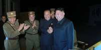 Líder da Coreia do Norte, Kim Jong Un, acompanha lançamento de míssil balístico intercontinental
29/07/2017 KCNA via Reuters  Foto: Reuters