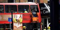Serviços de emergência em local onde ônibus colidiu com prédio em Londres, Reino Unido 10/08/2017 REUTERS/Dylan Martinez  Foto: Reuters