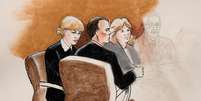 Desenho de Taylor Swift e seus advogados no tribunal federal de Denver, durante julgamento de agressão sexual  Foto: Jeff Kandyba / Reuters