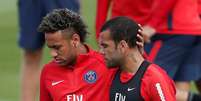 Neymar e Daniel Alves em treino do PSG 11/08/2017 REUTERS/Benoit Tessier  Foto: Reuters