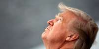 Presidente americano, Donald Trump, olha para cima  Foto: BBC News Brasil
