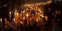 Supremacistas e nacionalistas carregam tochas em protesto em Charlottesville, Virginia  Foto: BBC News Brasil