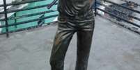 Estátua de Michael Jackson com fuzil   Foto: Twitter
