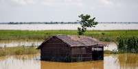 Casa submersa após fortes chuvas no distrito de Saptari, no Nepal 14/08/2017 REUTERS/Navesh Chitrakar  Foto: Reuters