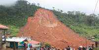 Pessoas inspecionam danos após deslizamento de lama na cidade de Regent, em Serra Leoa 14/08/2017 REUTERS/ Ernest Henry   Foto: Reuters