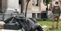 Estátua de soldado confederado derrubada em Durham, na Carolina do Norte 14/08/2017 REUTERS/Kate Medley.  Foto: Reuters