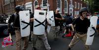 Grupos racistas em manifestação na cidade de Charlottesville  Foto: BBC News Brasil