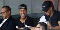 Neymar assiste a PSG x Amiens  Foto: Jacques Demarthon / AFP / LANCE!