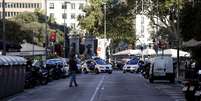 Rua é interditada nas proximidades do local onde ocorreram os atropelamentos em Barcelona  Foto: Reuters