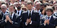 Rei Felipe da Espanha (C), primeiro ministro Mariano Rajoy (E) e o chefe do governo catalão, Carles Puigdemont (D), fazem minuto de silêncio após atentado em Barcelona, Espanha 
18/8/2017 REUTERS/Sergio Perez  Foto: Reuters