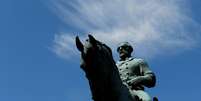 Estátua do general  Robert E. Lee no centro de polêmica em Charlottesville  Foto: Reuters