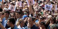 Minuto de silêncio na Praça Catalunya, um dia depois do ataque em Barcelona   Foto: Sergio Perez / Reuters