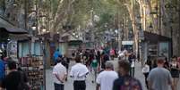 Pedestres voltam a Las Ramblas após o atentado de quinta-feira  Foto: BBC News Brasil