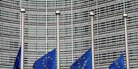 Bandeiras são colocadas a meio mastro na sede da Comissão da União Europeia em Bruxelas  Foto: Reuters