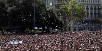 Multidão se reuniu para homenagear as vítimas do atentado em Barcelona  Foto: Reuters