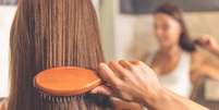 Usar a escova certa para o seu cabelo pode fazer toda a diferença!   Foto: vadimguzhva - iStock 