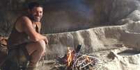 O professor de arqueologia ensina em suas aulas como fazer fogo com gravetos   Foto: Brent Meeske